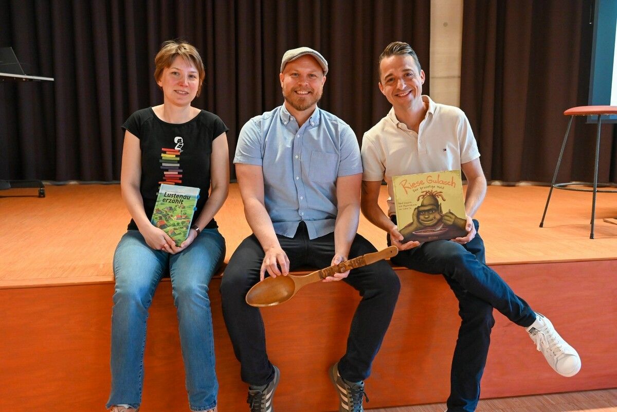 Carmen Porod-Lajtos (Lustenau erzählt) und René Kussian (rechts, Riese Gulasch) mit Direktor Robin Würtinger (Mitte).⇒⇒bvs (3)