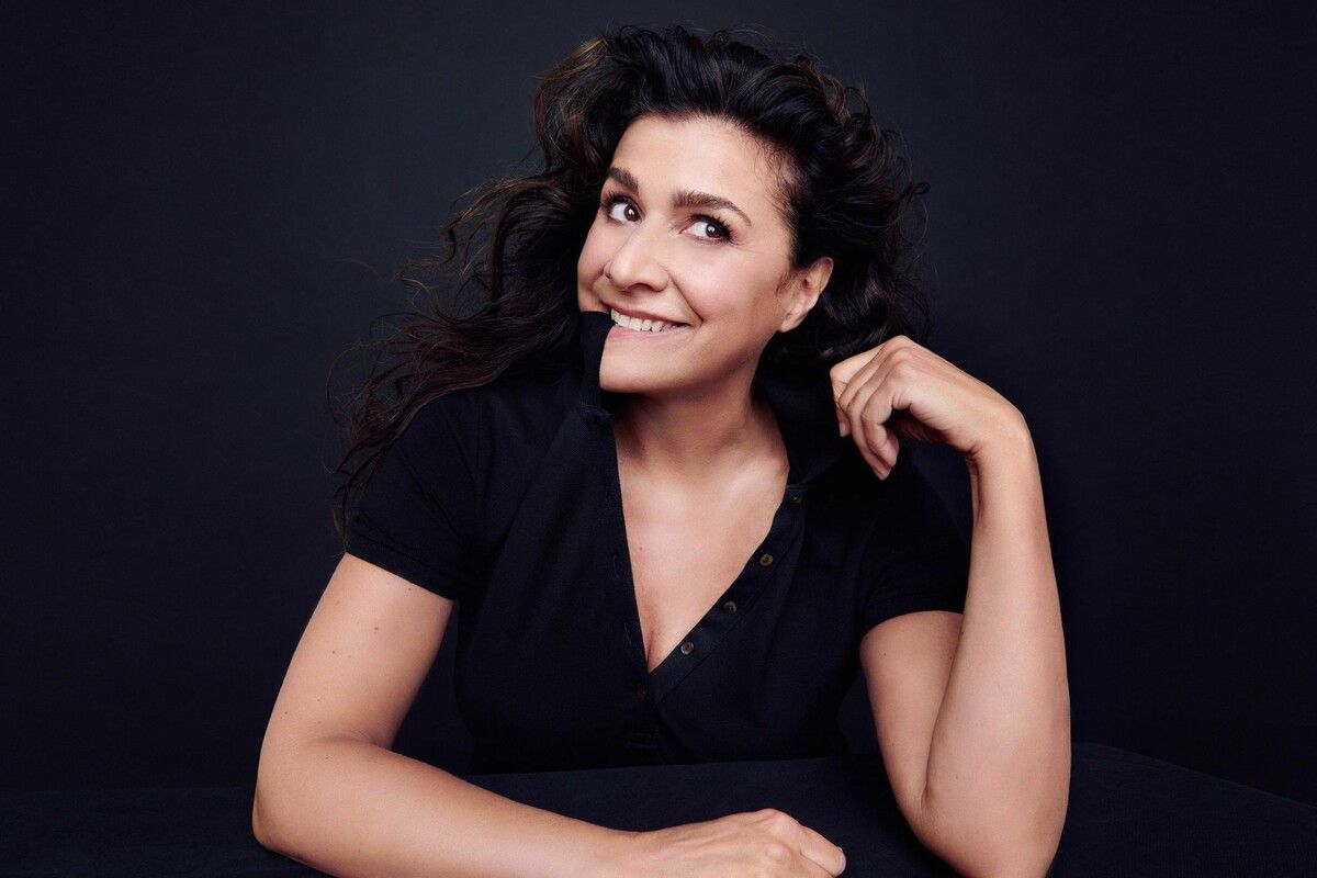 Cecilia Bartoli blickte in „Ciao, bella ciao“ auf ihre Karriere zurück und verwandelte das Große Festspielhaus in eine schillernde Showbühne.⇒Kristian Schuller/Decca
