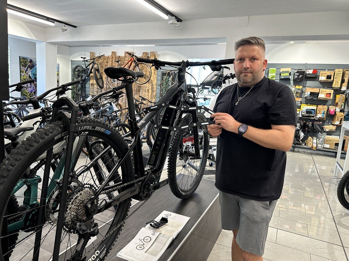 Charly Kempf erklärkt, was ein Fahrradschloss heutzutage können muss.⇒VOL.AT/Mayer