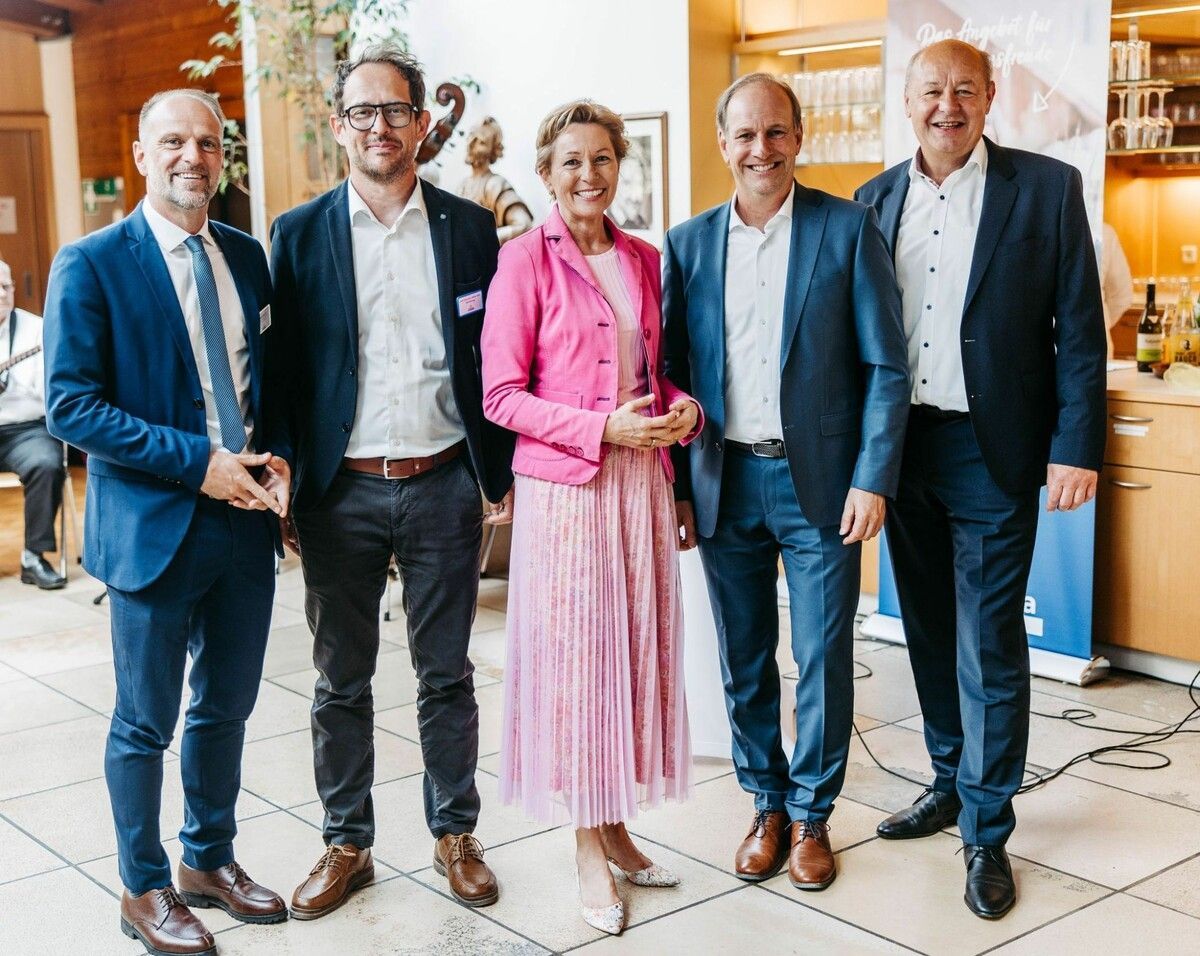 Daniel Siegl (Regionaldirektor SeneCura, v.l.) Alexander Welte (Hausleitung), Landesrätin Martina Rüscher, Bürgermeister Dieter Egger und SeneCura-Sprecher Johannes Wallner.
