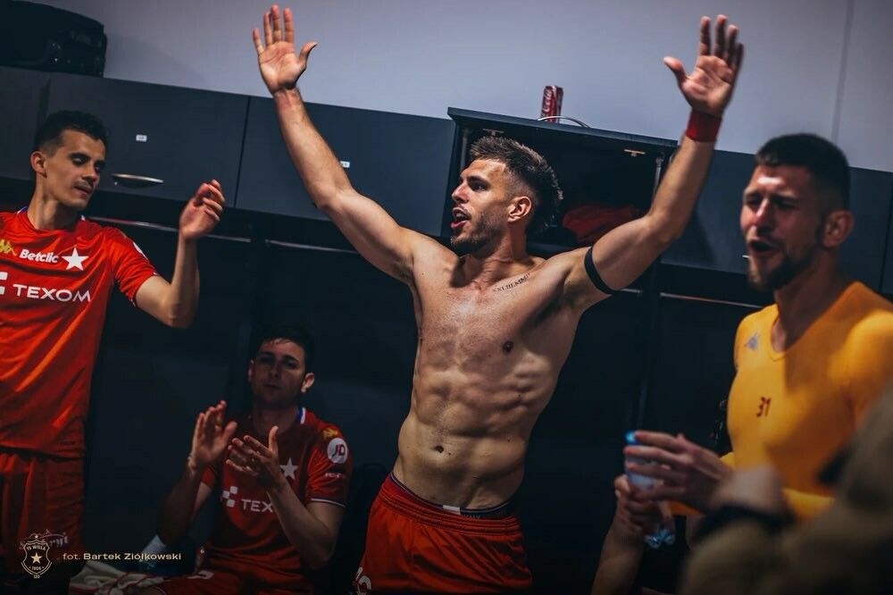 Darijo Grujcic feiert mit den Teamkollegen in der Kabine den Aufstieg.⇒VN