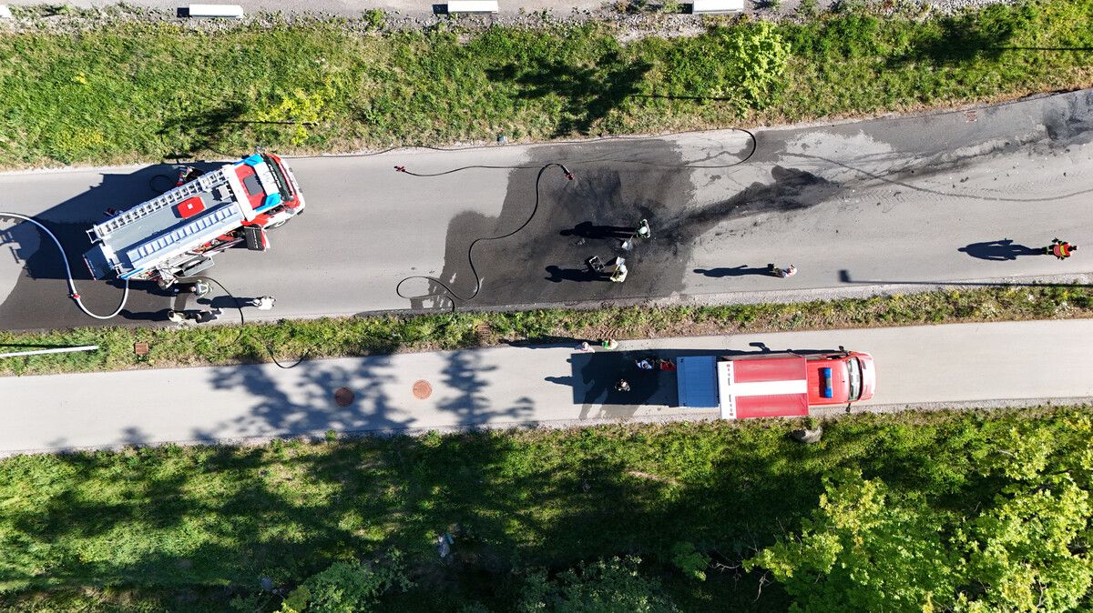 Das brennende Fahrzeug rollte noch rund 50 Meter selbstständig auf der Straße weiter. ⇒Shourot