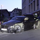 Auto kracht gegen Mauer