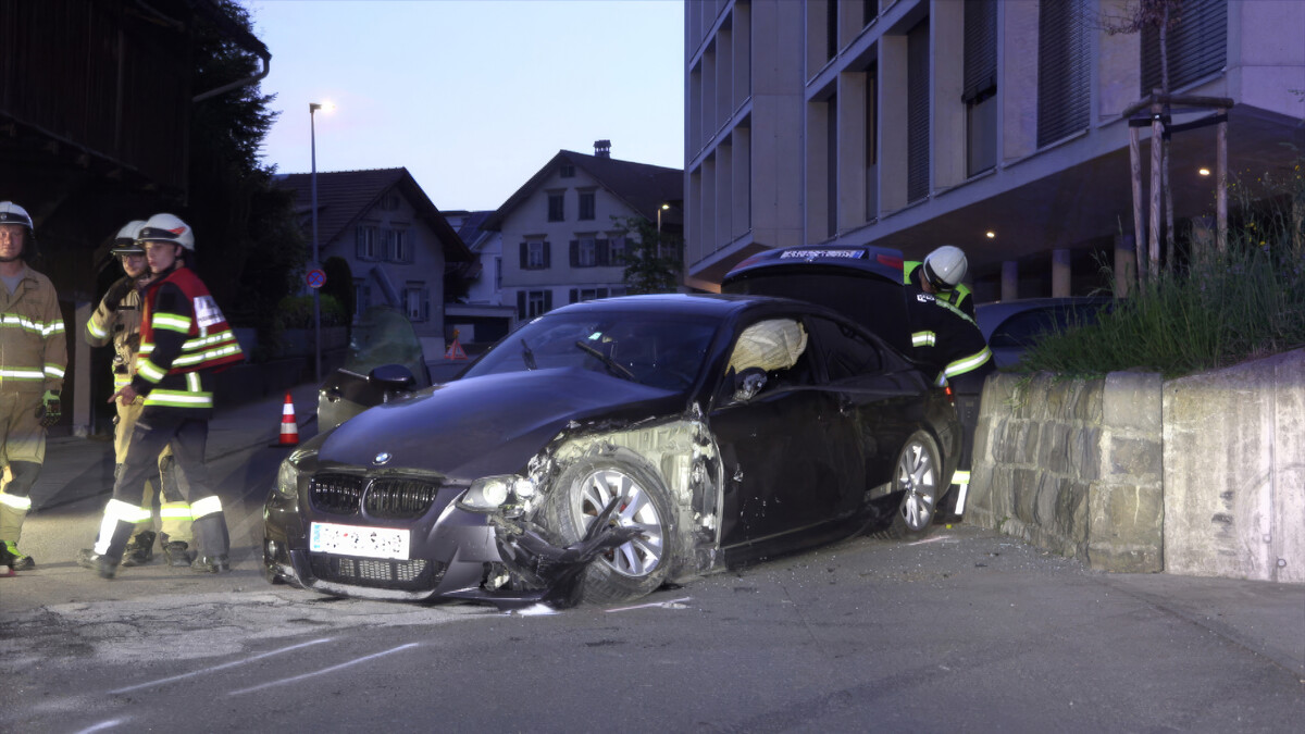 Das Fahrzeug wurde durch die Wucht des Aufpralls erheblich beschädigt.⇒Shourot