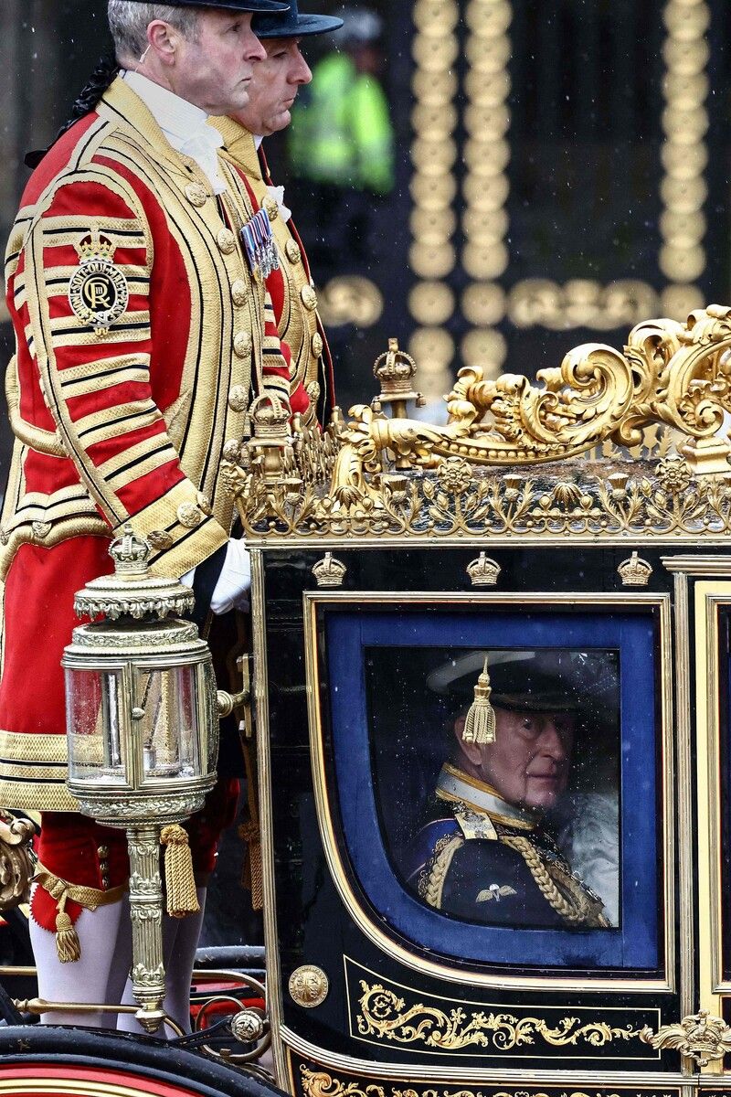 Das Königspaar reiste traditionell in der Kutsche an.⇒afp