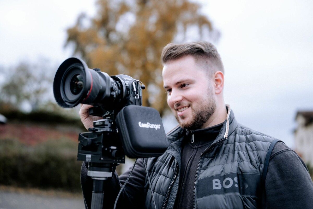 Der 28-Jährige hat sich der Architekturfotografie verschrieben. Immer dabei: sein Stativ und ein Tilt-Shift-Objektiv.
              ⇒
              Cagno di media production