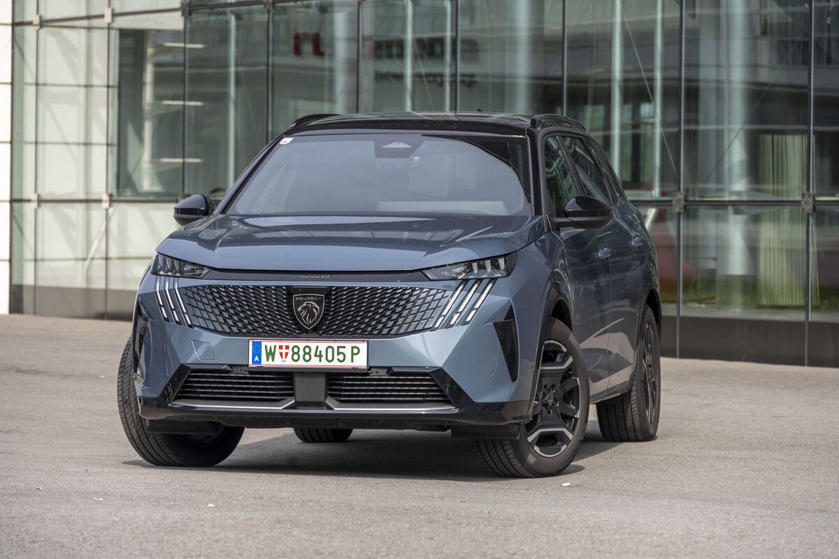Der 5008 ist ein XL-SUV mit serienmäßig sieben Sitzplätzen. Wir haben für den Test die Elektrovariante ausgefasst.⇒VN/Paulitsch