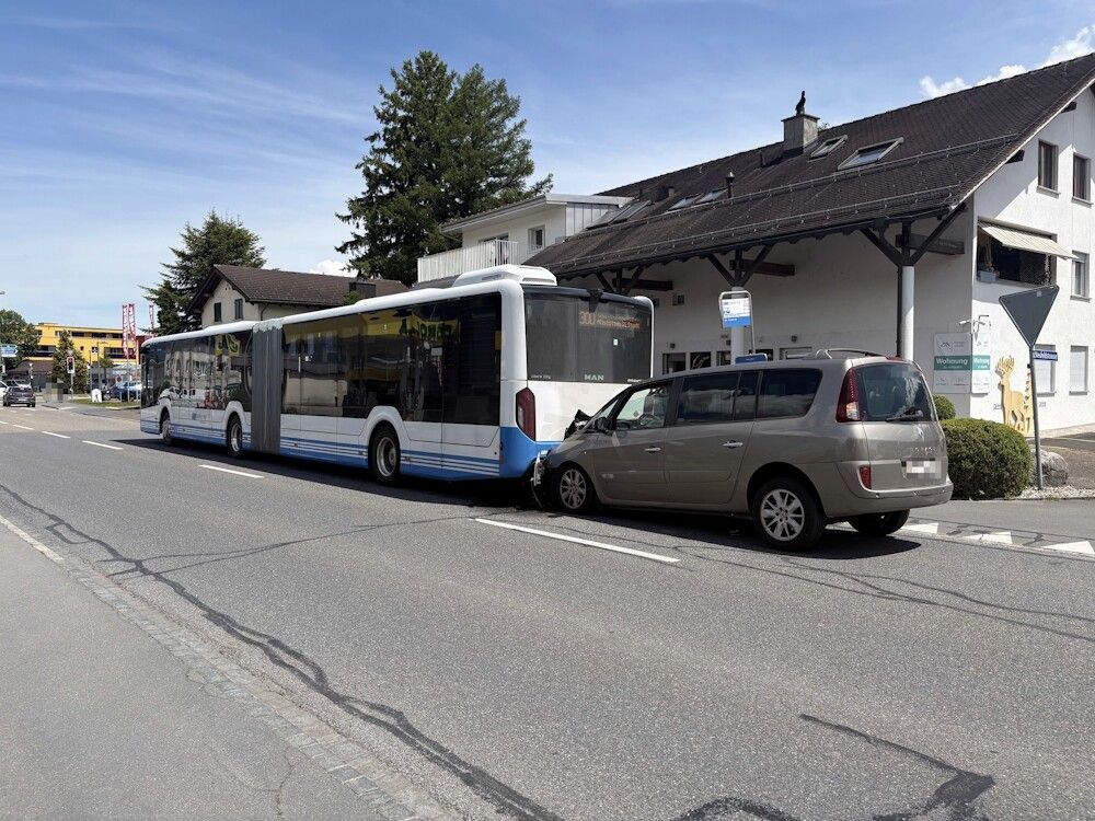 Der alkoholisierte Pkw-Lenker prallte in Haag mit seinem Auto gegen das Heck eines Linienbusses.