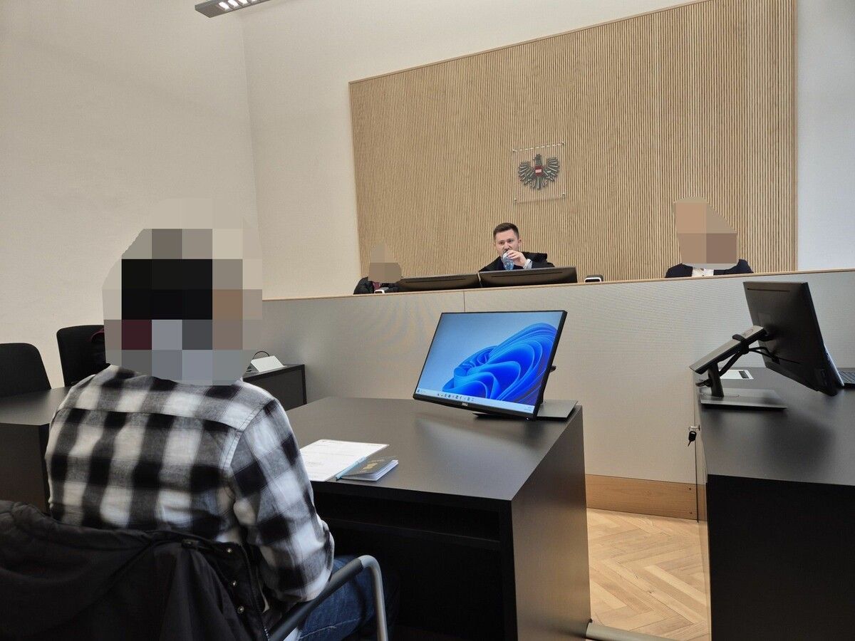 Der Angeklagte bei der Verhandlung vor Richter Alexander Wehinger.⇒ec