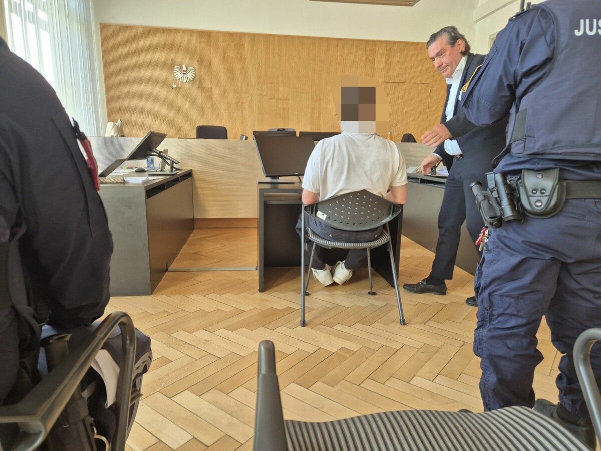 Der Angeklagte mit seinem Verteidiger Alexander Wirth.⇒EC