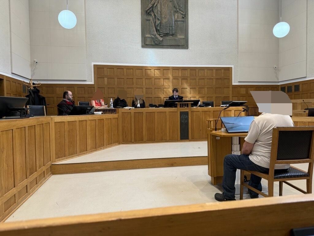Der angeklagte Senior im Verhandlungssaal am Landesgericht Feldkirch.⇒Weber