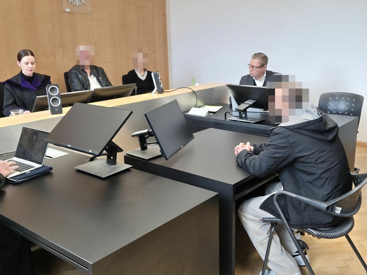 Der Angeklagte vor dem Schöffensenat am Landesgericht Feldkirch.⇒eckert