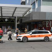 Mann sticht am Bahnhof in Winterthur auf drei Menschen ein