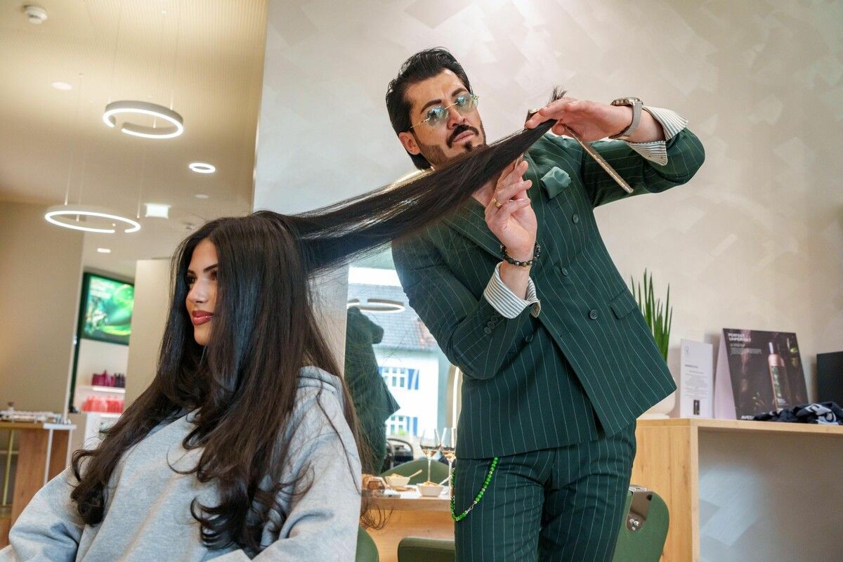 Der Bludenzer Friseur Apo Cem Atalay hatte beim Umstyling alle Hände voll zu tun. ⇒VN/Stiplovsek