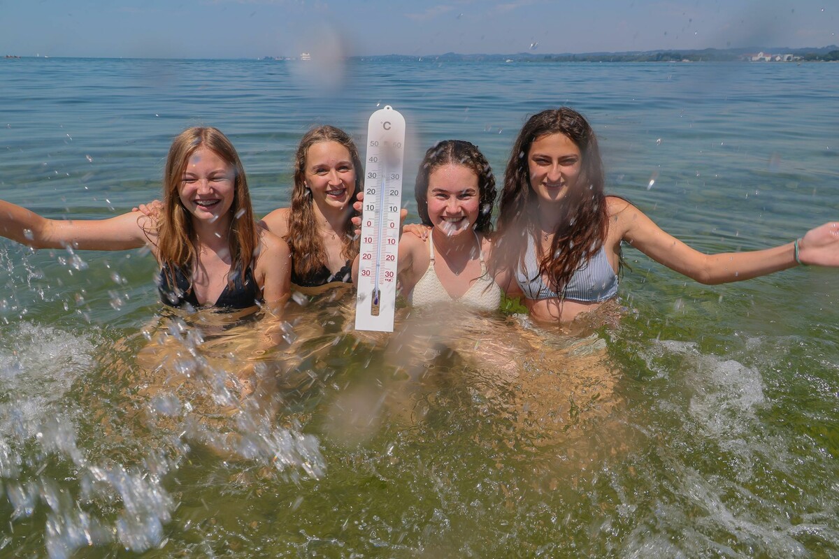 Der Bodensee ist derzeit ungewöhnlich warm. Vielen Badegästen gefällt das. ⇒VN/Steurer