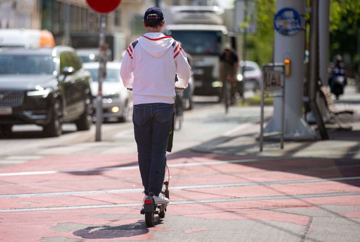 Der E-Scooter-Fahrer verlor die Kontrolle über sein Fahrzeug. ⇒Symbol/APA