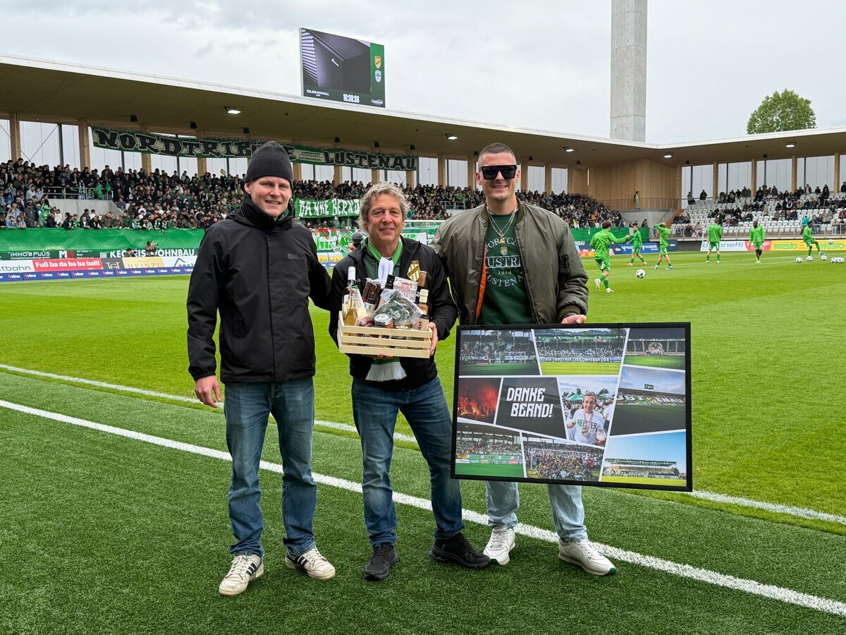 Der ehemalige Vorstandssprecher der Austria Bernd Bösch wurde vor dem Spiel von den Fans gebührend in die Pension verabschiedet.⇒lutz