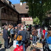 Erfolgreiche Schnäppchenjagd beim Hostel-Flohmarkt
