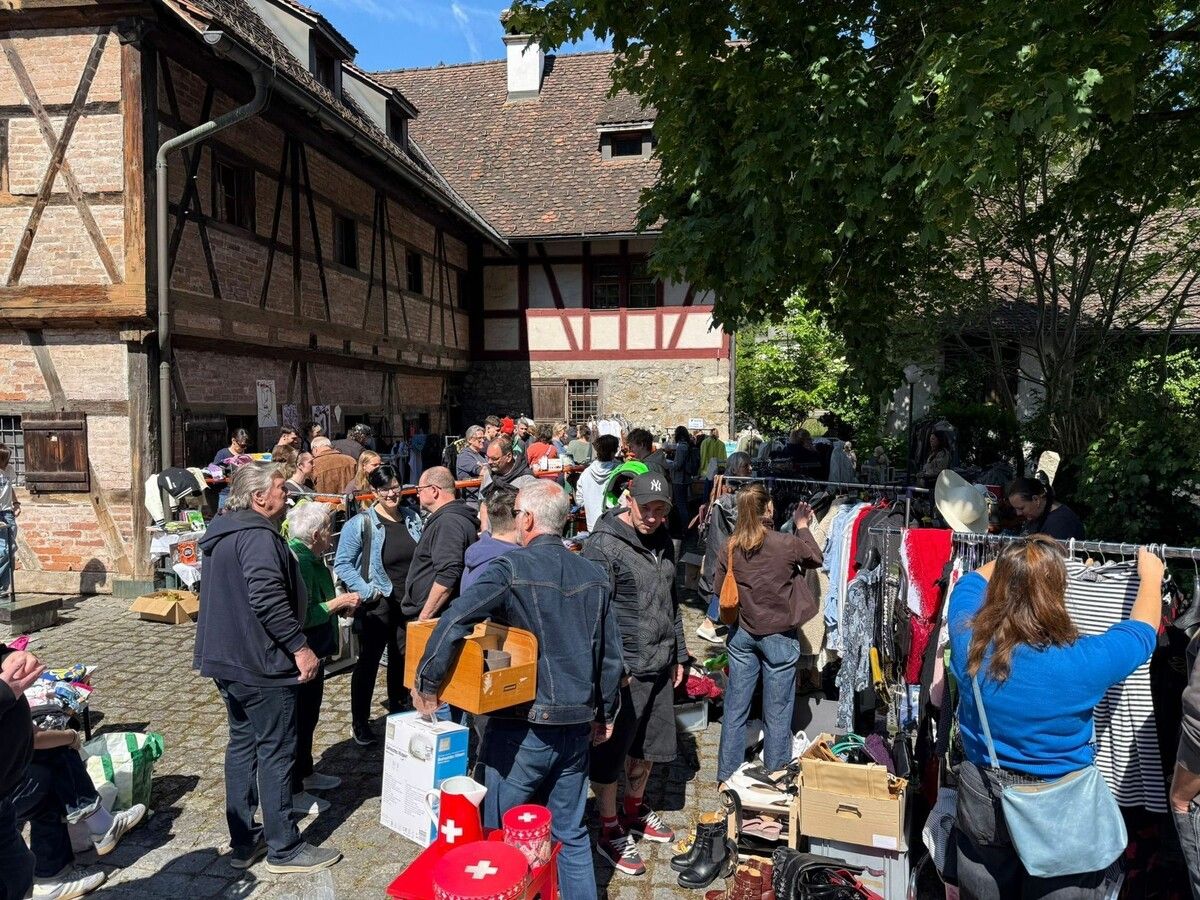 Der Flohmarkt war gut besucht.⇒mon (2)
