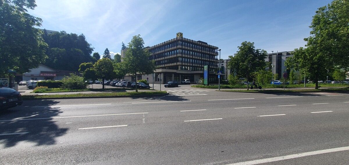 Der Hauptsitz der RLB Vorarlberg in Bregenz. Die zwei Neubauten wären links und rechts des Bestandes vorgesehen.