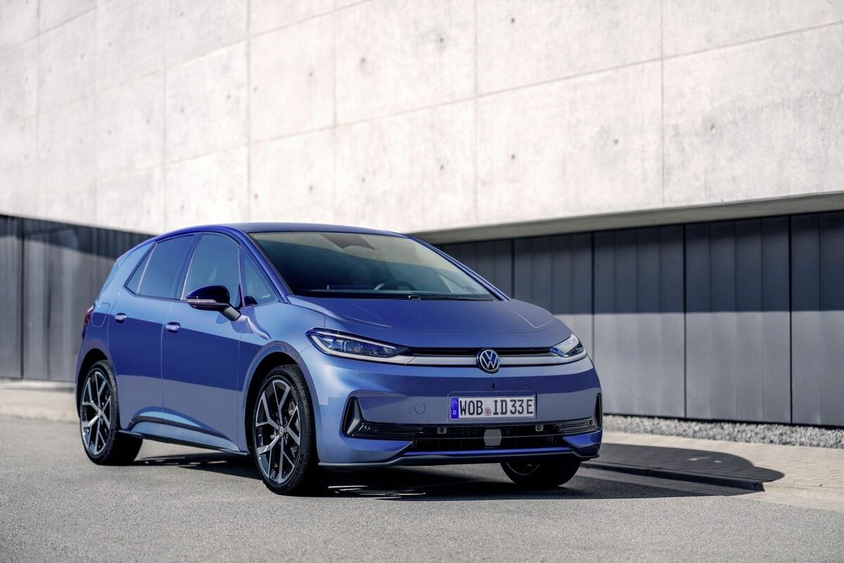 Der ID.3 neo ist das zweite große Update der Baureihe mit mehr bekannten VW-Zitaten und selbstbe-wussterem Look, stilistisch zugleich dem neuen ID.Polo angepasst. ⇒VW