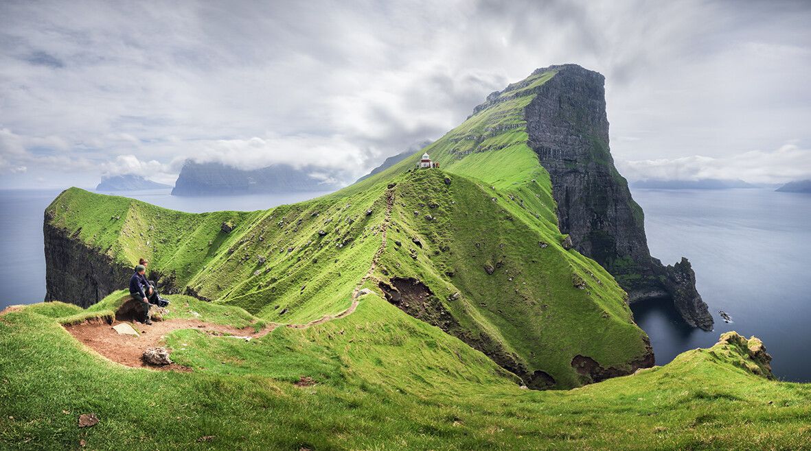 Der Kallur-Leuchtturm gehört zu den großen Aussichtspunkten der Färöer.⇒