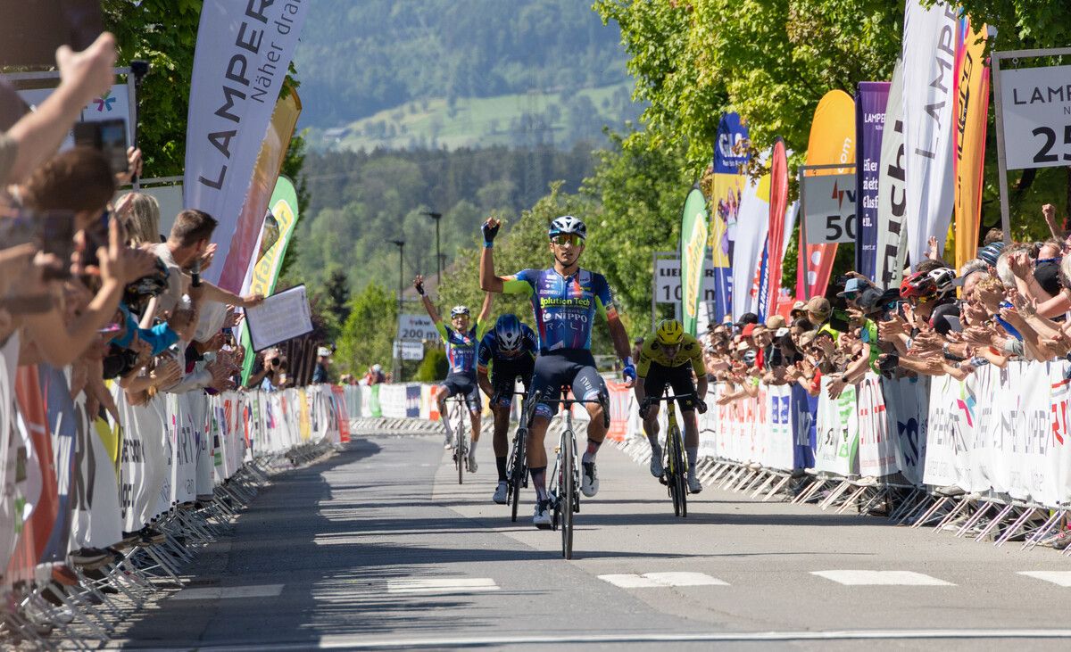 Der Kolumbianer Santiago Umba López setzte sich vor Teamkollege Alexandre Balmer und Patrick Goszczurny (r.) durch. ⇒Hartinger