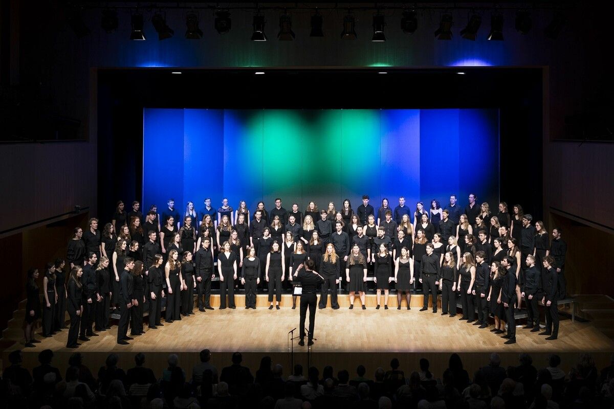 Der Landesjugendchor VOICES gestaltet gemeinsam mit Jugendchören aus Südtirol und Graubünden das Konzert „Im Einklang“ im Montforthaus Feldkirch. ⇒w. Plattner