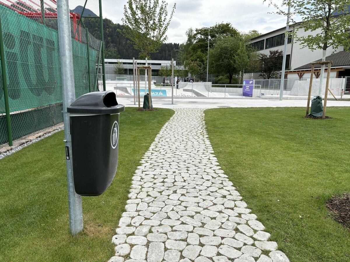 Der neue Jugend- und Freizeitplatz „Spark 7“ ist mit mehreren Mülleimern ausgestattet.⇒eck