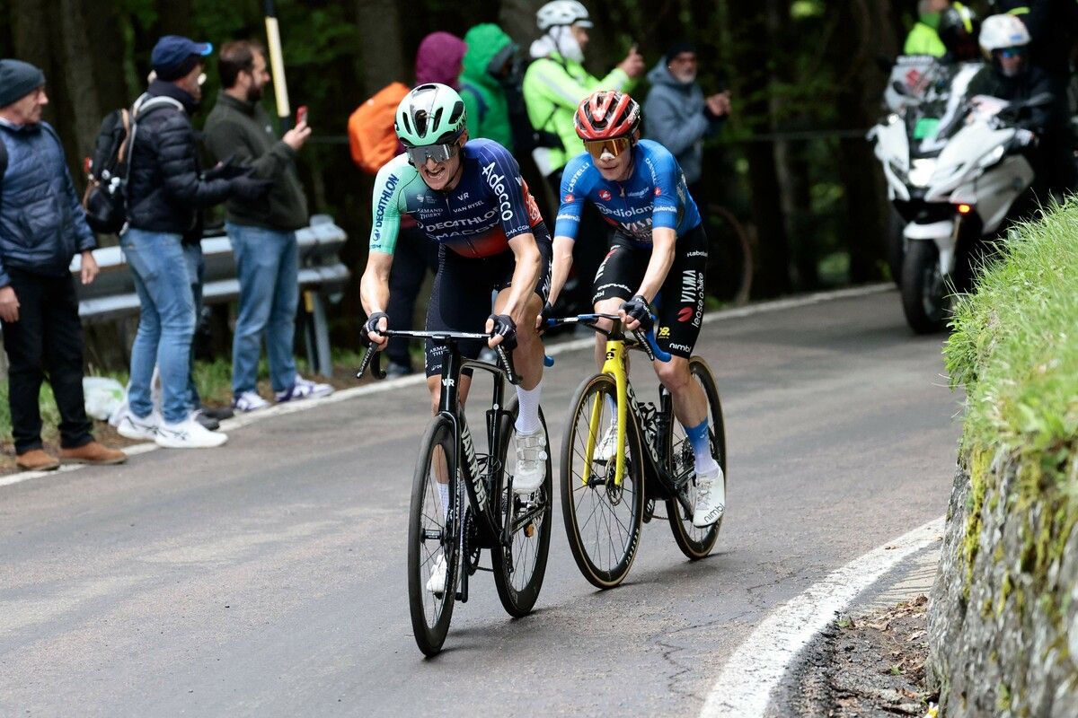 Der Osttiroler Felix Gall mit Jonas Vingegaard am Hinterrad.⇒APA