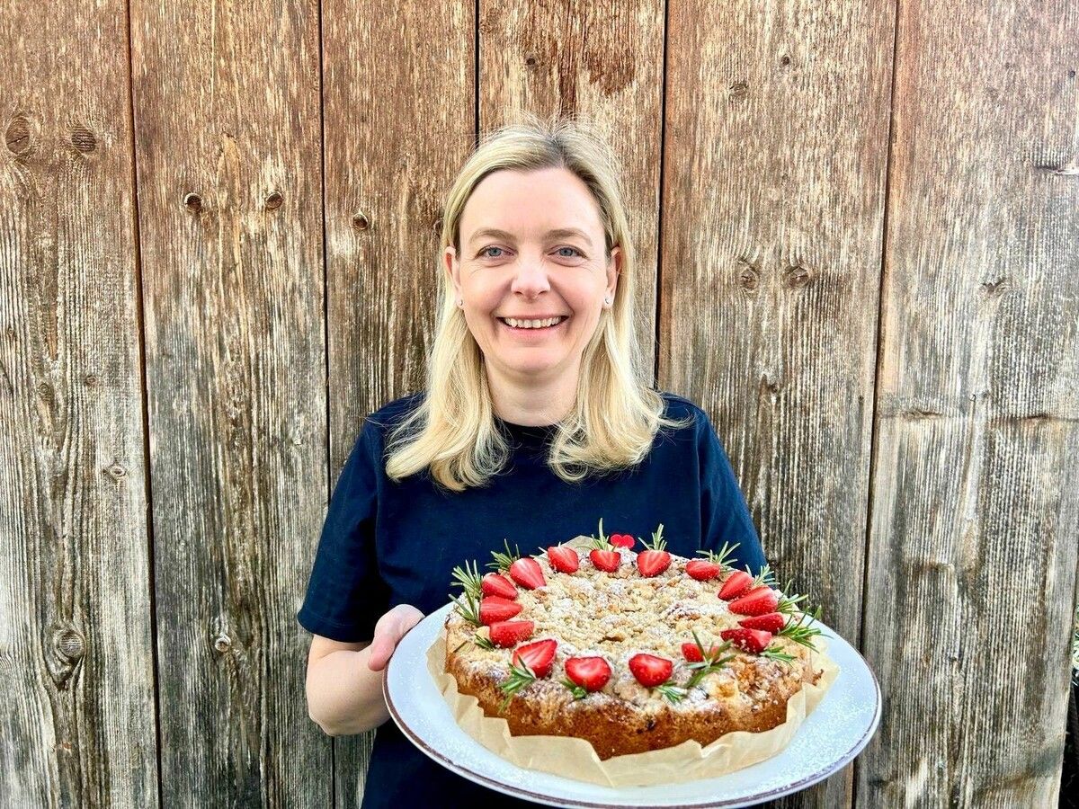 Der Rhabarberkuchen mit frischen Erdbeeren von Alexandra Frick überzeugt auch optisch. ⇒AFB
