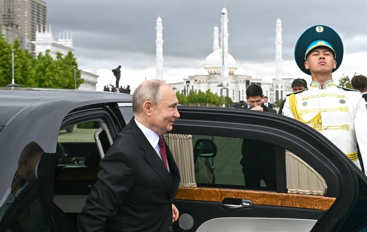 Der russische Präsident Wladimir Putin wird während seines Staatsbesuchs in Astana, Kasachstan, bei seiner Ankunft im Palast der Unabhängigkeit empfangen. AFP (5)
