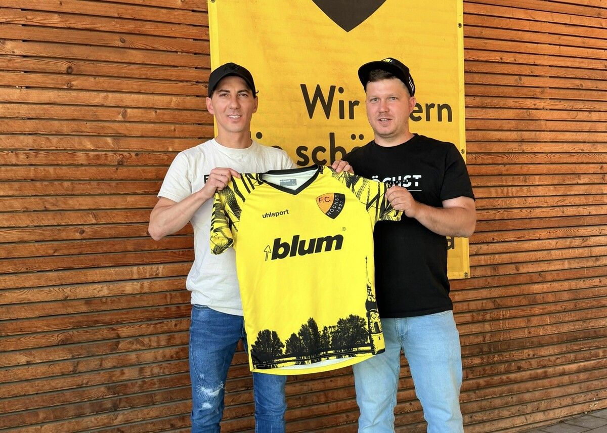 Der Sportliche Leiter Michael Gehrer (re.) heißt Hüseyin Zengin in Höchst willkommen.⇒PPL