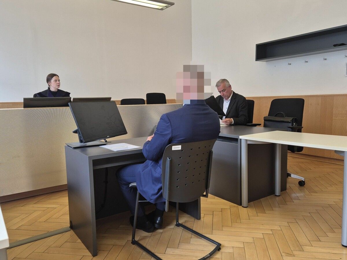 Der von Rechtsanwalt Stephan Wirth verteidigte Angeklagte bei der Verhandlung.⇒Eckert