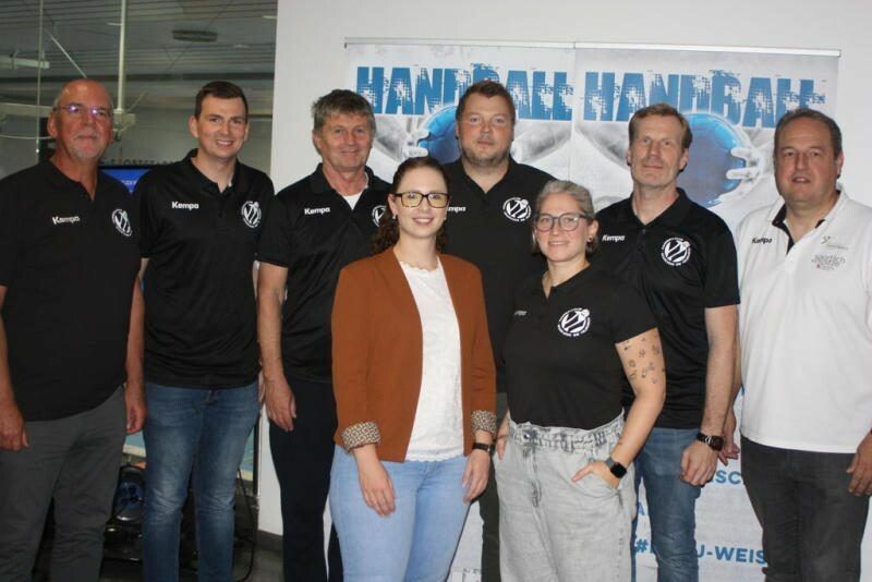 Der Vorstand von HC BW Feldkirch mit Sportstadträtin Nathalie Koch.⇒vn/tk