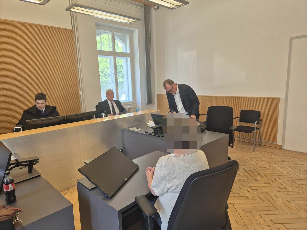 Die Angeklagte bei der Verhandlung am Landesgericht Feldkirch.⇒eckert