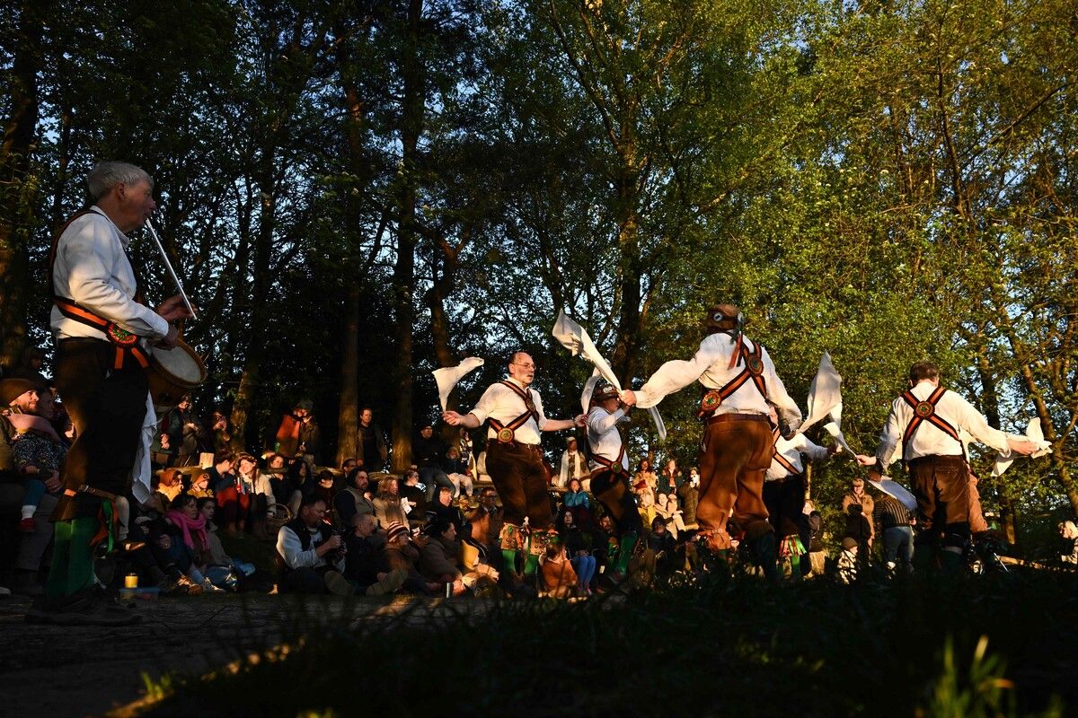 Die Ashdown Forest Morris Men tanzen bei Sonnenaufgang im Süden von London und führen eine traditionelle Maifeier zum Frühlingsbeginn auf.