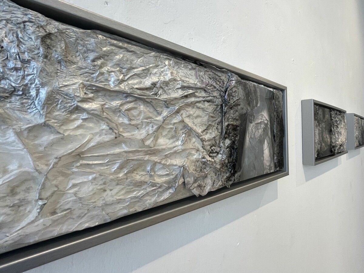 Die Ausstellung zeigt Bilder, Skulpturen und Installationen zwischen Balance, Täuschung und Transformation.⇒Petra Perg