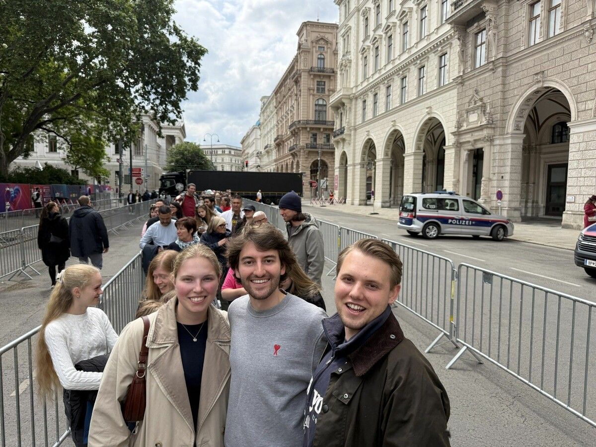 Die ESC-Fans Johanna, Martin und Adrian nehmen die langen Wartezeiten vor dem Rathausplatz gelassen.⇒VN/tas