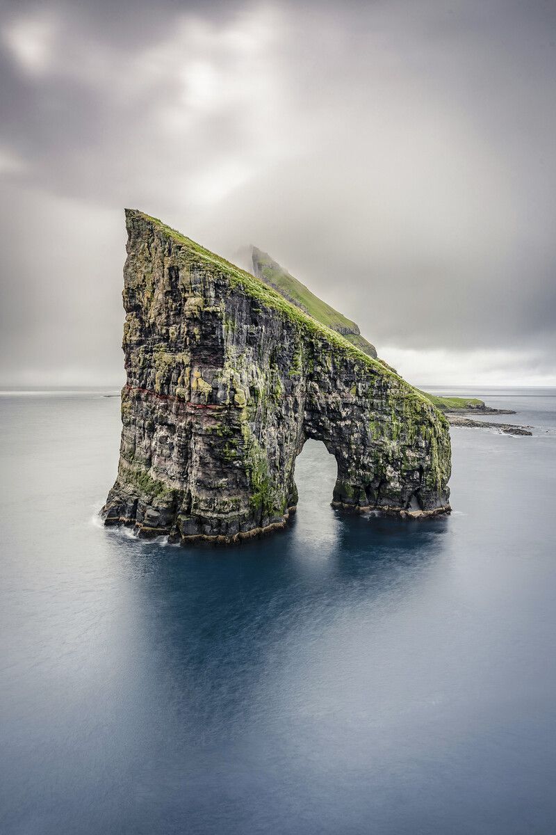 Die Felsformation Drangarnir vor Vágar zählt zu den markantesten Naturmotiven der Färöer. Sebastian Boring/Unsplash