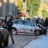 Auto rast in Menschenmenge