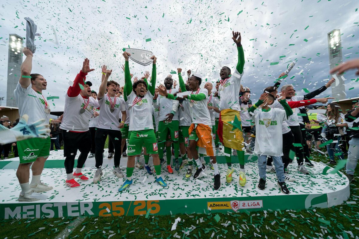 Die Kicker von Austria Lustenau feierten den zweiten Aufstieg in die Bundesliga und Meistertitel innerhalb von vier Jahren genauso wie sie gegen Amstetten gespielt haben: Mit Vollgas.⇒gepa