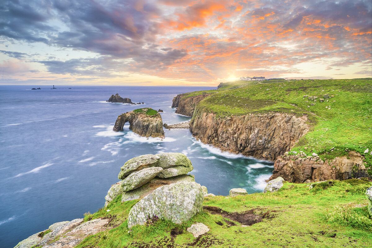 Die Klippen von Land’s End markieren den äußersten Südwesten Englands.⇒Shutterstock