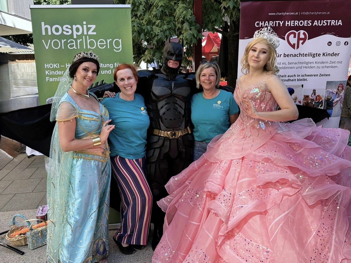 Die Koordinatorinnen von HOKI Vorarlberg Sabine Mangeng und Silvia Mähr mit den Charity Heroes Prinzessin Jasmin, Batman und Glinda bei der Benefizveranstaltung am Garnmarkt.⇒Sigrid Juen