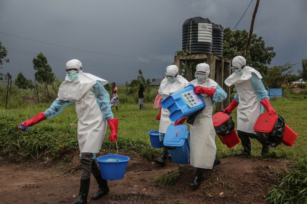 Die Lage im Kongo spitzt sich zu: Helfer arbeiten unter strengen Schutzmaßnahmen. Die Eindämmung wird durch Gewalt und Unsicherheit erschwert.⇒afp