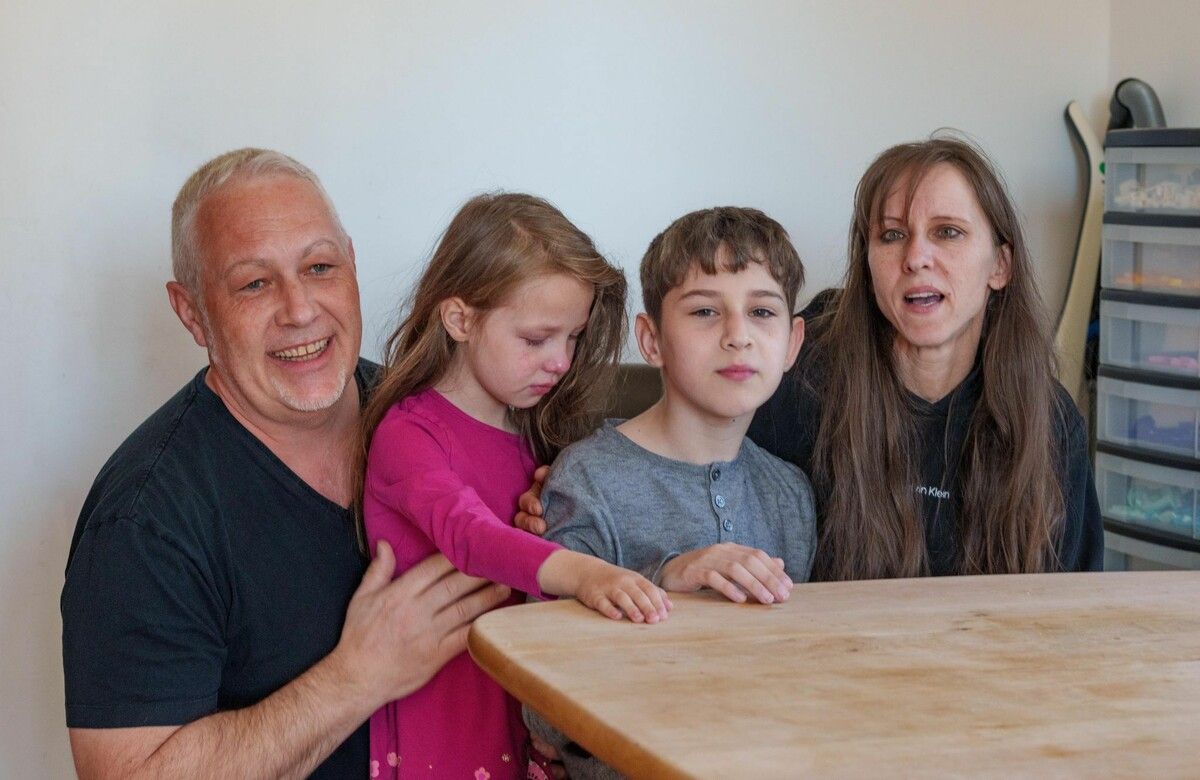 Die Leitners mit ihren zwei jüngsten Kindern Fabian und Mona.⇒VN/Stiplovsek