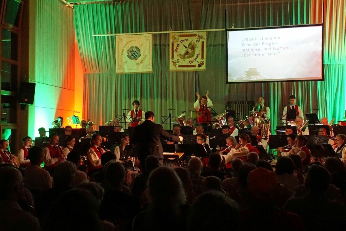 Die Musikvereinigung MV St. Gerold und BM Bludesch beim gemeinsamen Konzert. ⇒Hab
