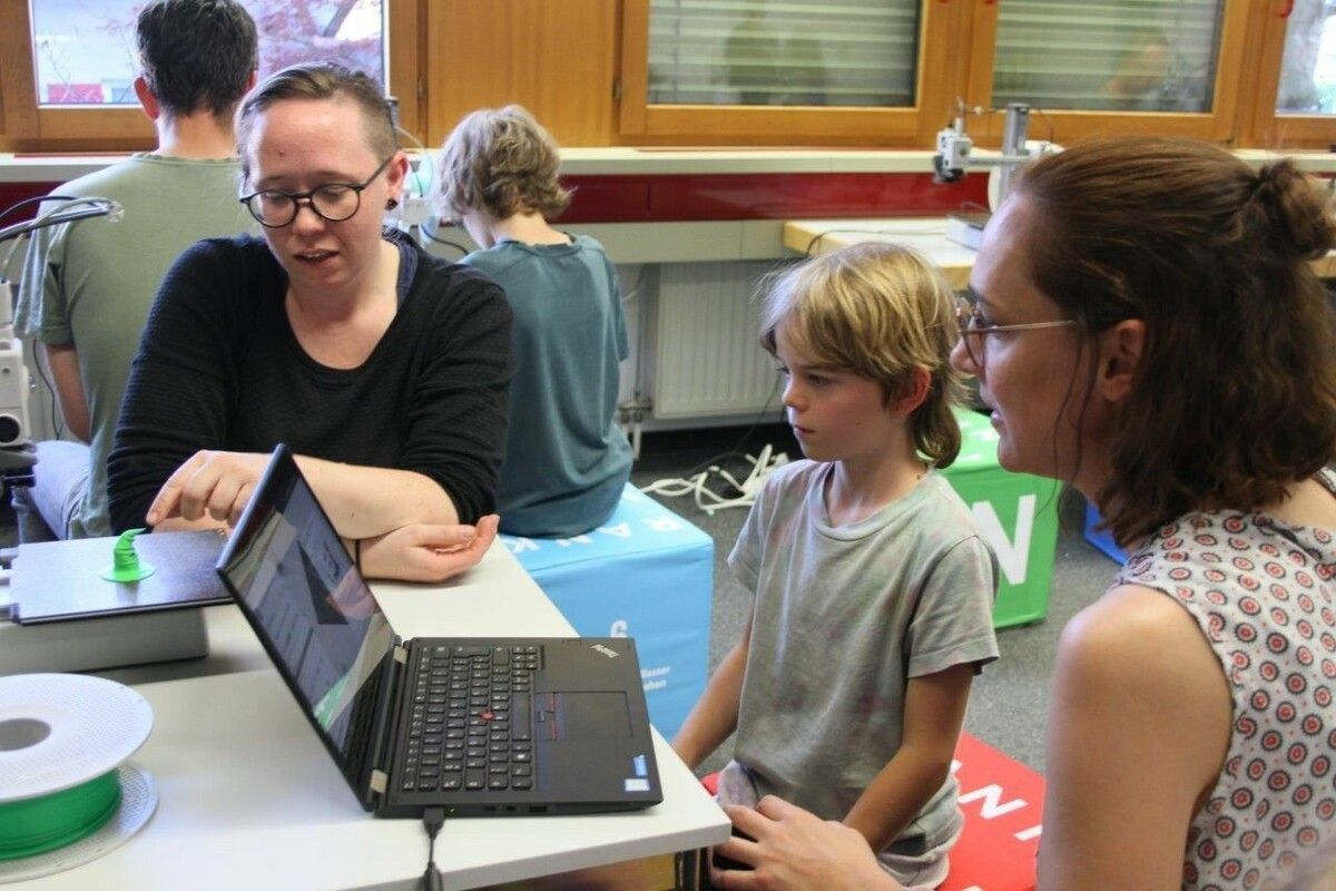 Die Pädagoginnen Leonie Dreher (r.) und Tamara Hammer mit Marcel im 3D-Kurs in Rankweil.⇒vn/tk