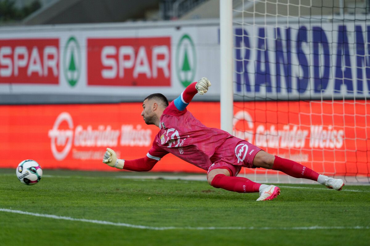 Die Paraden von Dejan Stojanovic in den letzten drei Jahren sorgten mit für den Verbleib des SCR Altach in der Bundesliga. Altachs Fans dürfen sich auf weitere Paraden freuen.⇒gepa