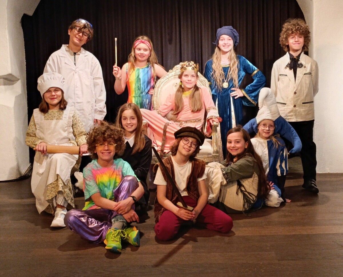 Die Saumarkt TheaterKinder bringen mit „Königin für einen Tag“ eine spritzige Eigenproduktion zum 650. Jubiläum des Feldkircher Freiheitsbriefs auf die Bühne.⇒Lilly Melchhammer